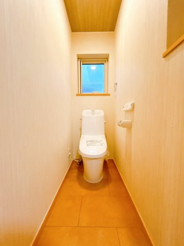 【トイレ】 | 紋別郡遠軽町西町３丁目３－２６０　中古売家 | 【リフォーム後】トイレ写真です。こちらはLIXIL製の新品のトイレに交換致しました。毎日の使用する物ですから肌が触れるものは新品は嬉しいですね。
