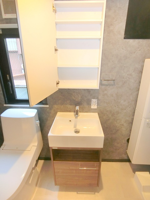 アーデン大森の洗面所|独立洗面台　鏡内収納スペース付き　脱衣場