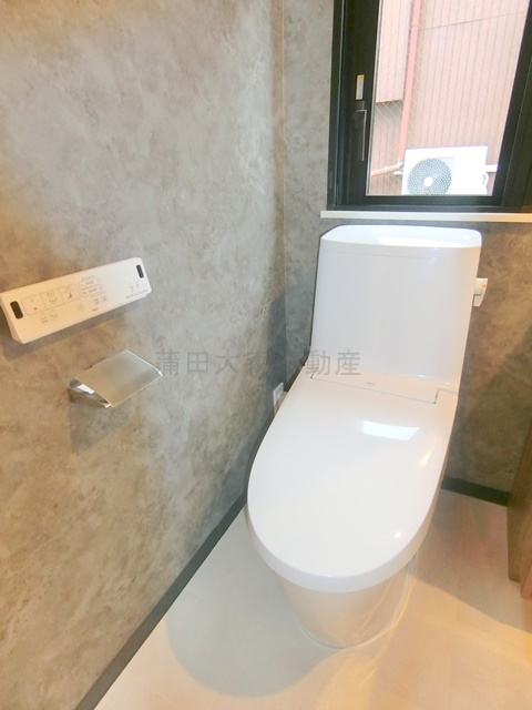 アーデン大森のトイレ|窓と温水洗浄便座付きトイレ