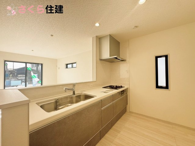 いろどりアイタウン栃木市平柳町３丁目22-P2　8号棟のキッチン|お子様と並んで料理をしても余裕のゆとりのキッチン。お子様と一緒に料理も叶いますよ♪