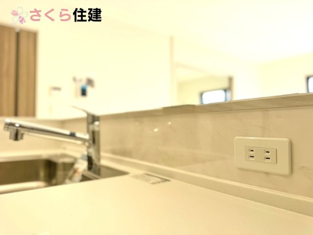 いろどりアイタウン栃木市平柳町３丁目22-P2　8号棟のキッチン|あると便利！ワークトップコンセント完備！