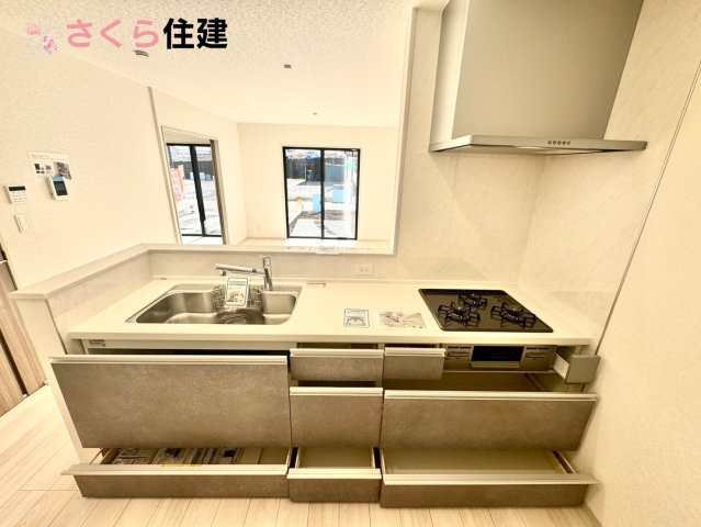 いろどりアイタウン栃木市平柳町３丁目22-P2　8号棟のキッチン|キッチン下収納は奥まで引き出せるので、大きく屈まなくても楽に必要なものがパッと取り出せます！