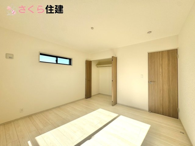 いろどりアイタウン栃木市平柳町３丁目22-P2　8号棟の洋室|各部屋に収納あります！荷物が多い子育て世代や、趣味道具の多い方にもうれしいですね！