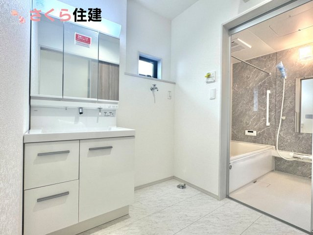 いろどりアイタウン栃木市平柳町３丁目22-P2　8号棟の独立洗面台|ゆとりある広さの洗面所。両サイド収納の洗面台で、二人ならんで同時の身支度もスムーズです