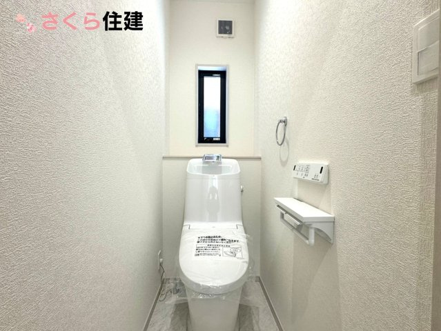 いろどりアイタウン栃木市平柳町３丁目22-P2　8号棟のトイレ|トイレは各階完備。夜、トイレに起きても、2階の寝室から1階のトイレに降りる必要はありません。