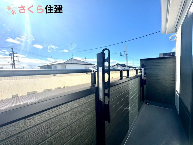 いろどりアイタウン栃木市平柳町３丁目22-P2　8号棟のバルコニー|家族全員分の布団もゆったり並べられるます♪
