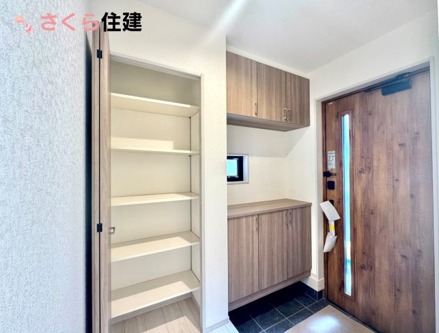 いろどりアイタウン栃木市平柳町３丁目22-P2　8号棟の玄関|玄関がいつも片づく大型シューズボックス。お子様の靴のサイズが大きくなっていっても安心の広々スペース！