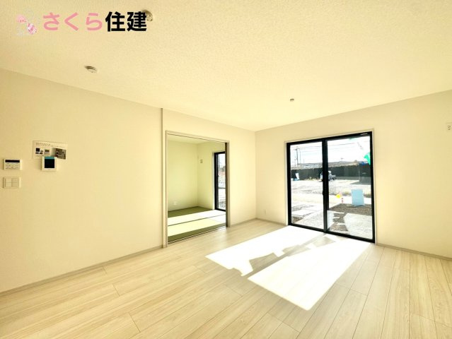 いろどりアイタウン栃木市平柳町３丁目22-P2　8号棟の居間・リビング|16.5帖LDKはキッチンで家事をしながらでもお子様に一対一で向き合える時間が作れます！！
