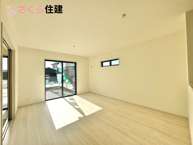 いろどりアイタウン栃木市平柳町３丁目22-P2　8号棟の居間・リビング|広々16.5帖LDLは南向きで日当たり良好。ゆったりとした時間の流れる開放的なくつろぎの空間