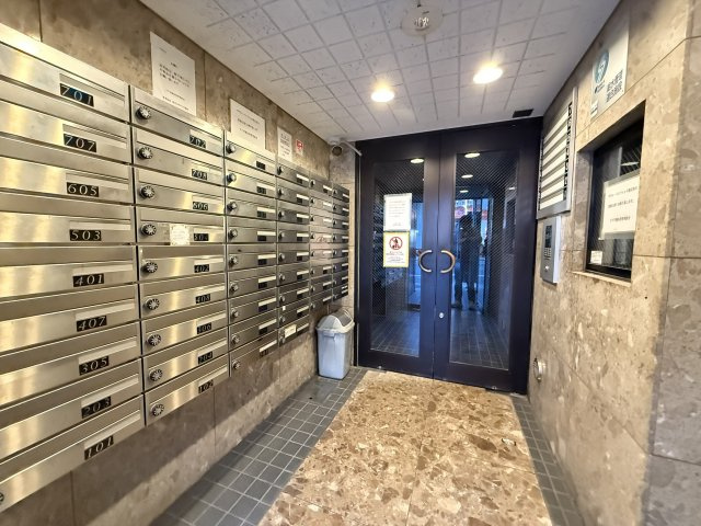 横浜市南区井土ケ谷下町の賃貸マンションのエントランス