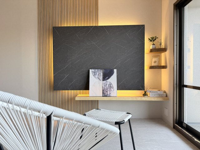 レックス・フェスタ野洲　天然木フルリノベーションの居間・リビング