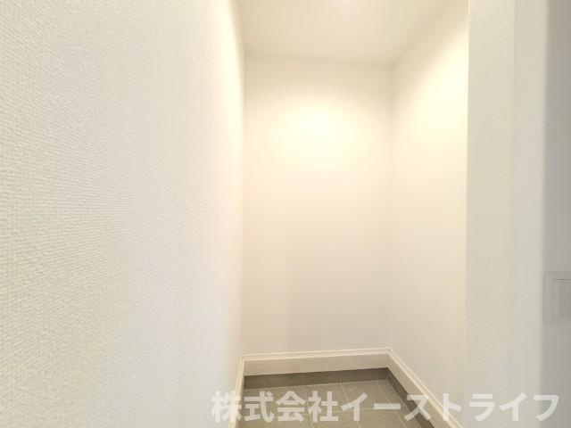 【新築戸建】　いわき市錦町花ノ井3期の収納|2号棟写真　玄関にはシューズインクローゼットが完備されているので、ゴルフバッグやベビーカーを収納するのに最適です。