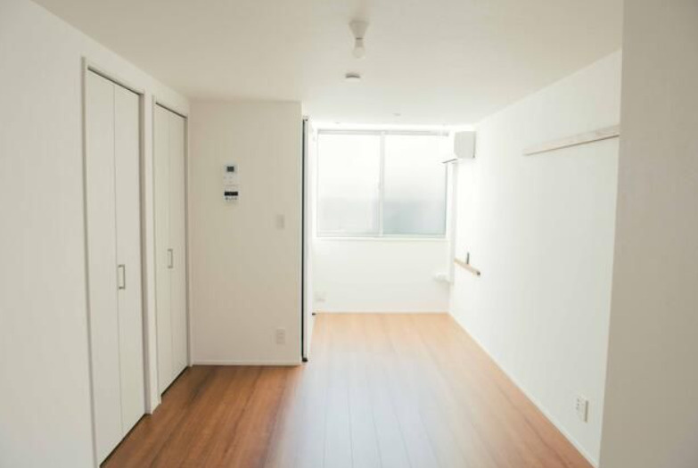 サンタンス　敷金礼金0　南西向き　宅配BOXの居間・リビング