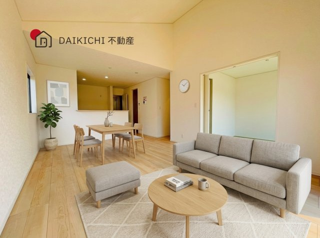 【居間・リビング】 | CRADLE GARDEN 加須市水深第3　新築戸建　全8棟　5号棟 | ※CGで加工しています。※家具付き販売ではございません。