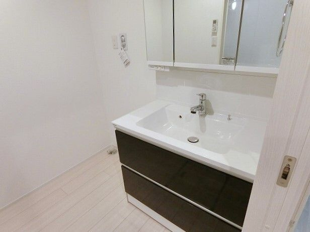 パステル・ブランの独立洗面台