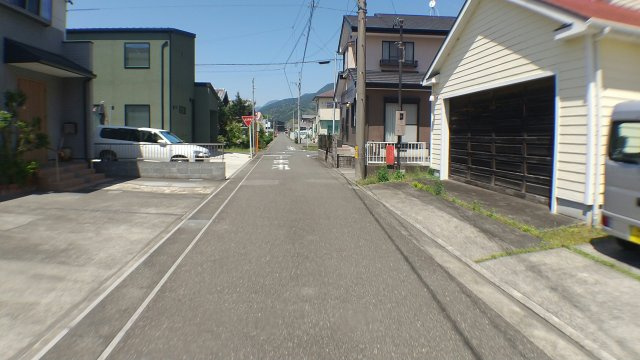 売土地　静岡市葵区福田ヶ谷の前面道路含む現地写真|前面道路がまっすぐであることで日当たりや風通しが良くなるメリットがあります。