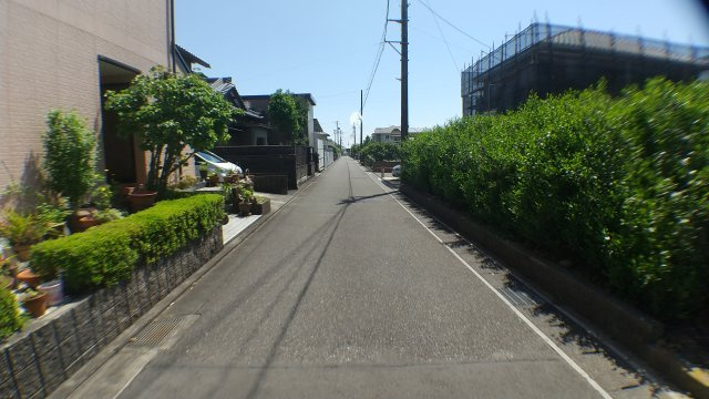 売土地　静岡市葵区福田ヶ谷の前面道路含む現地写真|前面道路がまっすぐであることで駐車や車の出し入れが楽になりそうですね。