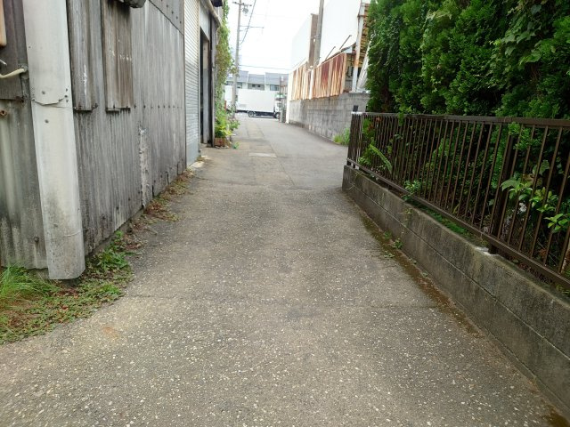 売土地　静岡市駿河区曲金5丁目の前面道路含む現地写真