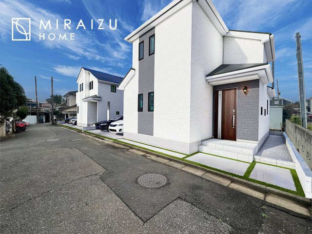 【外観】 | 青く澄み渡った綺麗な空と、陽の光をたっぷりと受ける、そんな新築住宅で新生活をスタートしてみませんか？見学・ご相談等、ミライズホーム(株)までお気軽にご連絡下さい。