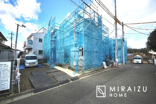 【前面道路含む現地写真】 | 陽当たりが心地の良いリビング空間です。日中はカーテンを開けて自然な光を取り込みリラックスして過ごしたいですね、照明器具もセンスの良いものを使いたいですね。
