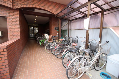 【エントランス】 | ファイブ日光 | 駐輪スペース