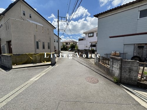 【前面道路含む現地写真】 | 【仲介手数料０円】厚木市妻田東3丁目第1期　新築一戸建て　2号棟　全2棟 | 厚木市妻田東3丁目第1期　新築一戸建て　全2棟