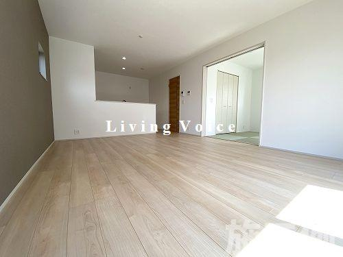 【居間・リビング】 | 【仲介手数料０円】厚木市妻田東3丁目第1期　新築一戸建て　2号棟　全2棟 | 厚木市妻田東3丁目第1期　新築一戸建て　全2棟