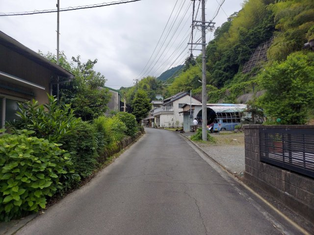 売土地　静岡市清水区伊佐布の前面道路含む現地写真
