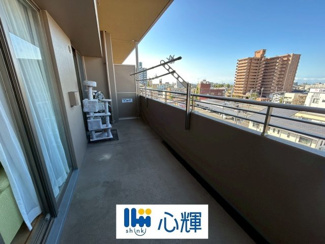 【バルコニー】 | サーパス松山町 5階 中古マンション | 日当たりのよい住宅エリアですので、多くの陽光が降り注ぎ、室内には陽だまりを生み出してくれます。

