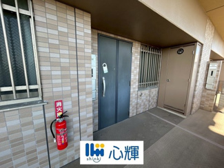 【玄関】 | サーパス松山町 5階 中古マンション | ゲストを迎え入れても安心の空間です。




