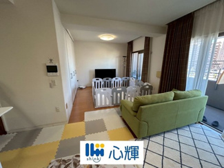 【居間・リビング】 | サーパス松山町 5階 中古マンション | 家族が集う開放的な自由空間となっております。