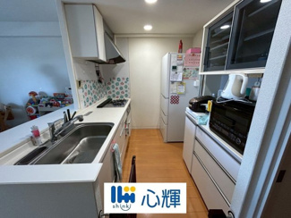 【キッチン】 | サーパス松山町 5階 中古マンション | 充分なスペースを実現したキッチン空間となっています。