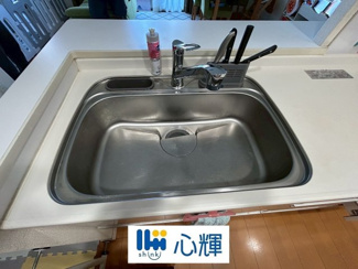 【キッチン】 | サーパス松山町 5階 中古マンション | 浄水器付きです。水栓は先端が引き出せるのでシンクの隅々まで水が届きます。


