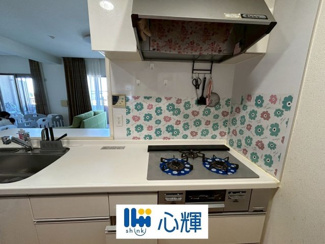 【キッチン】 | サーパス松山町 5階 中古マンション | プロパンガスです。汚れをサッとふき取れる天板を採用。お掃除も簡単です。