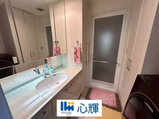 【独立洗面台】 | サーパス松山町 5階 中古マンション | 大きくて見やすく清潔感ある洗面台。収納も多く、コスメ等もスッキリと仕舞えます。

