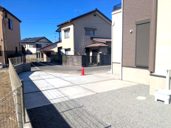 新築戸建　下小塙町の駐車場|前面道路への出入りもらくらく。