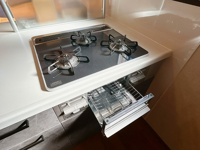 リフォーム住宅　日野南８丁目のキッチン|3口ガスコンロ、グリル付き