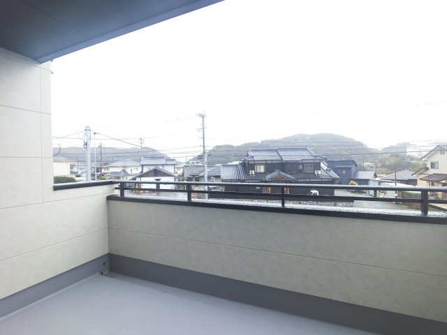 鳥栖市平田町2期　1号棟のバルコニー|お洗濯にも便利なバルコニー付き