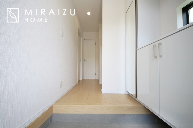 【玄関】 | 永く住むからこそシンプルで飽きのこないデザインに。ただいま、おかえりの温かな声が聞こえる玄関。