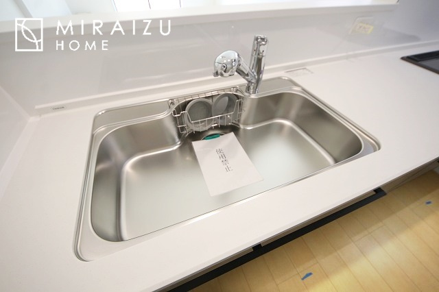 【キッチン】 | プライバシー性と開放感を高める住環境。陽当たりの良い開かれたロケーションを活かし、心地よい暮らしをプランニング