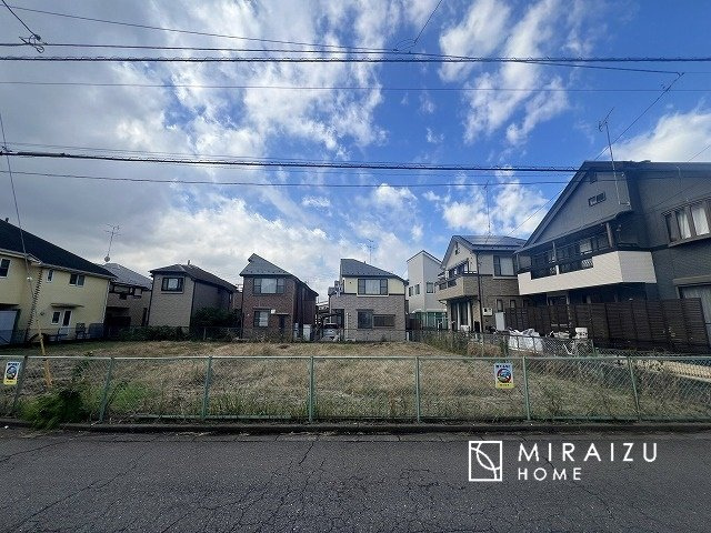 【外観】 | 青く澄み渡った綺麗な空と、陽の光をたっぷりと受ける、そんな新築住宅で新生活をスタートしてみませんか？見学・ご相談等、ミライズホーム(株)までお気軽にご連絡下さい。