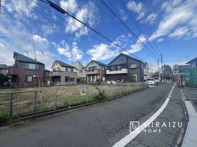 【前面道路含む現地写真】 | 青く澄み渡った綺麗な空と、陽の光をたっぷりと受ける、そんな新築住宅で新生活をスタートしてみませんか？見学・ご相談等、ミライズホーム(株)までお気軽にご連絡下さい。