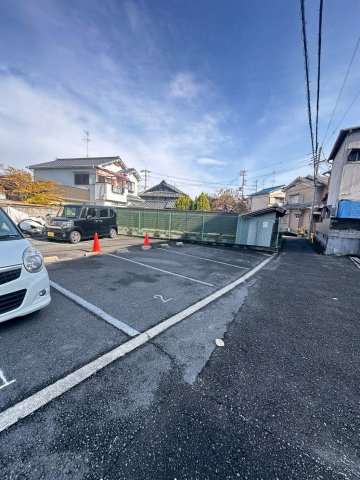 サンシャイン茨木の駐車場