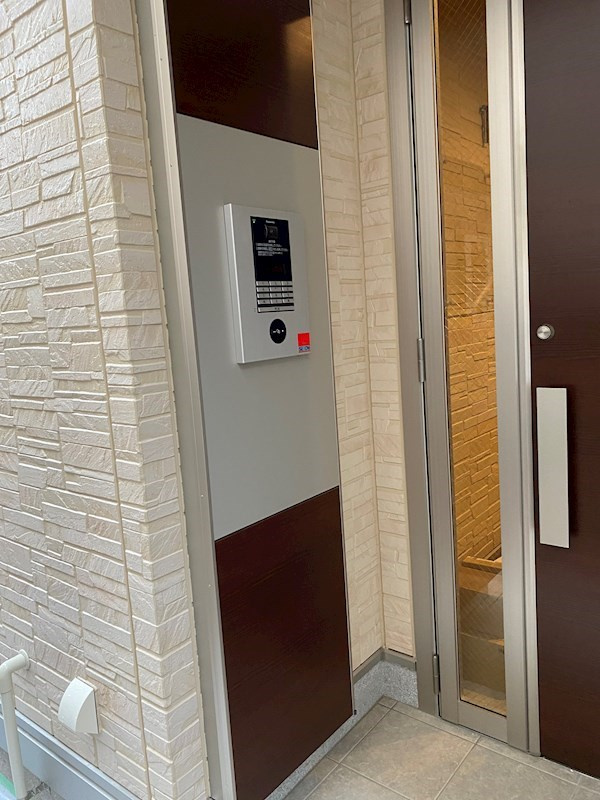 荒川区荒川６丁目のアパートのエントランス