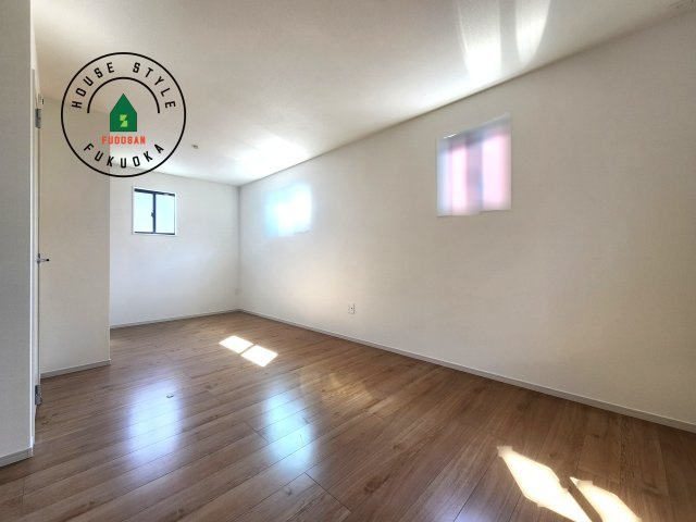 福岡市中央区笹丘1丁目第3-3棟（2号棟）の子供部屋|柔らかい陽光が差し込む明るいお部屋を演出する設計。彩光の取れる窓が気持ちの良いお部屋を創り上げます。