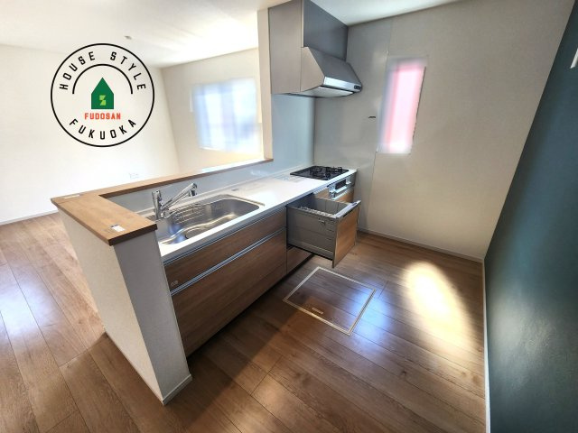 福岡市中央区笹丘1丁目第3-3棟（2号棟）のキッチン|ダイニングテーブルへの配膳がラクラク、お料理はかどるカウンター付きシステムキッチン！