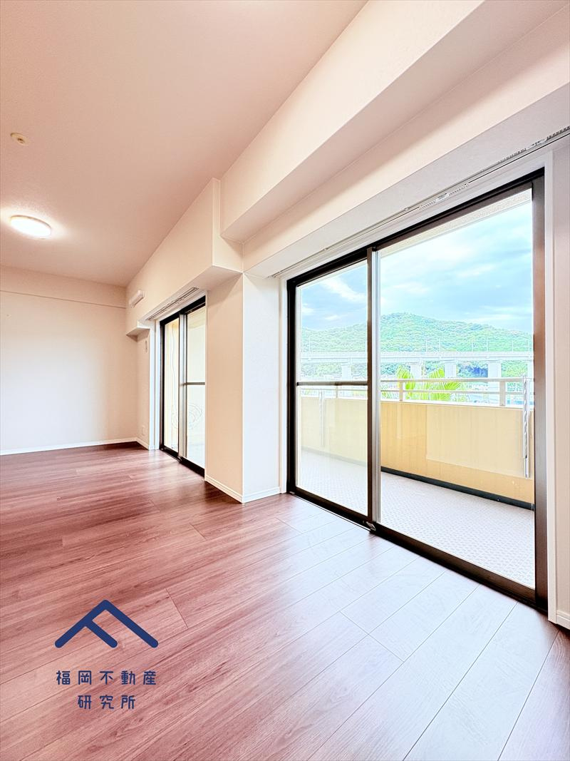 エバーライフパセオ博多南センターコートの居間・リビング