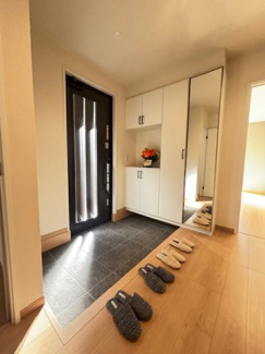 【玄関】 | 佐伯区八幡東4丁目　限定1棟 | 広めの玄関☆シューズボックスが設置されており、家族の靴がスッキリ収納できます☆