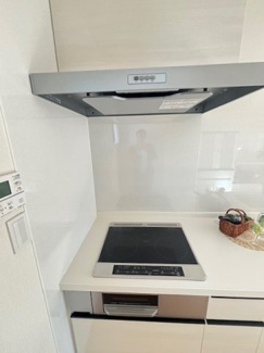 【キッチン】 | 佐伯区八幡東4丁目　限定1棟 | オール電化☆火を使わないIHクッキングヒーターで安心調理☆凹凸がないのでお掃除もラク☆