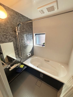 【浴室】 | 佐伯区八幡東4丁目　限定1棟 | ゆったりした浴槽は、足を伸ばしてゆったり湯船につかることができます。
浴室暖房換気乾燥機付きで雨や夜のお洗濯にも大活躍♪